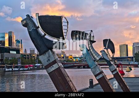 Blick vorbei an der Constellation-Skulptur am Ufer des Yarra River zum Southbank von Melbourne bei Sonnenuntergang Stockfoto