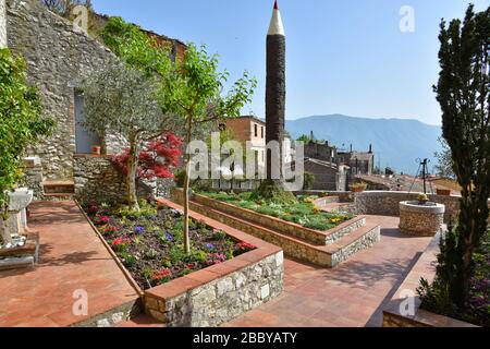 Ein Garten im Dorf Guardia Sandimondi, Italien Stockfoto