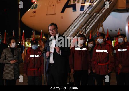 Belgrad, 21. März. April 2020. Der serbische Präsident Aleksandar Vucic (Front) spricht bei der Zeremonie, bei der das chinesische Ärzteteam in Belgrad, Serbien, am 21. März 2020 begrüßt wird. UM MIT XINHUA SCHLAGZEILEN VOM 2. APRIL 2020 ZU GEHEN. Credit: Shi Zhongyu/Xinhua/Alamy Live News Stockfoto