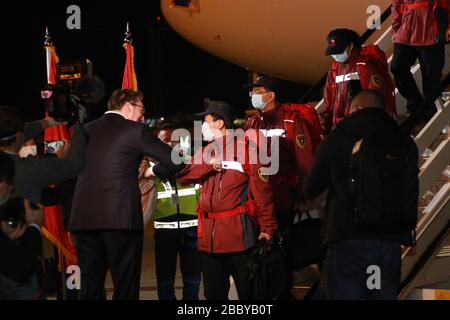 Belgrad, 21. März. April 2020. Der serbische Präsident Aleksandar Vucic (L) begrüßt Mitglieder des chinesischen Ärzteteams über Ellenbogenkontakt in Belgrad, Serbien, 21. März 2020. UM MIT XINHUA SCHLAGZEILEN VOM 2. APRIL 2020 ZU GEHEN. Credit: Shi Zhongyu/Xinhua/Alamy Live News Stockfoto