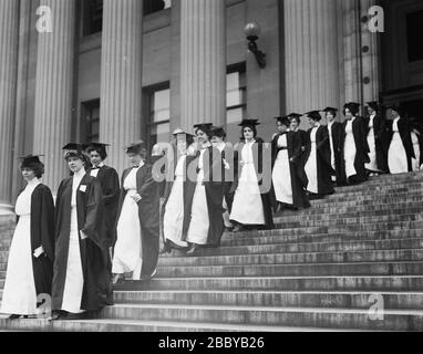 Studentinnen, die Schritte in Kappen und Gowns gehen - Barnard College Graduation Ca. 1913 Stockfoto