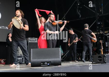 Canzoniere Grecanico Salentino (CGS) tritt auf dem WOMAD Festival, in Charton Park, Malmesbury, Großbritannien, auf. Juli 2019 Stockfoto