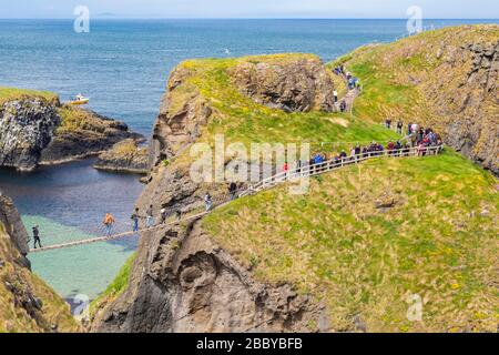 Blick auf die Carrick-a-Rede Seilbrücke. Nordirland, County Antrim, Ballycastle, Ballintoy, Großbritannien. Stockfoto