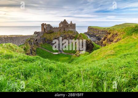 Blick auf die Ruinen der Dunluce Castle. Bushmills, County Antrim, Ulster Region, Nordirland, Großbritannien. Stockfoto