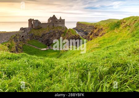 Blick auf die Ruinen der Dunluce Castle. Bushmills, County Antrim, Ulster Region, Nordirland, Großbritannien. Stockfoto