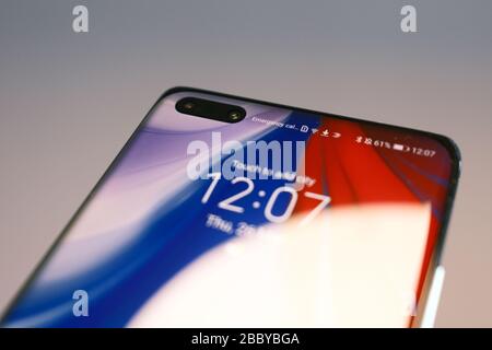 RIGA, LETTLAND, MÄRZ 2020 - das neu eingeführte Huawei P40 Pro-Smartphone wird zu redaktionellen Zwecken angezeigt Stockfoto