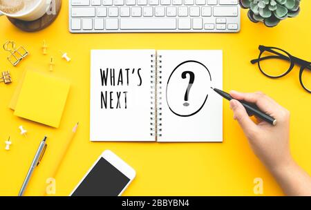 Ideen zur Geschäftsidee mit Woman Writing What's Next? Text auf Papernote.Strategie und Vision für Arbeit Stockfoto