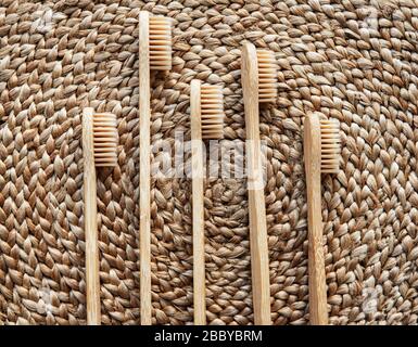 Zahnpflege mit umweltfreundlicher Bambuszahnbürste auf natürlichem Hintergrund Stockfoto