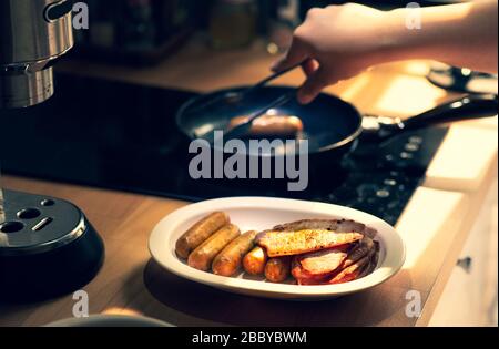 Weibliche Küche Frühstück an der Theke der Küche.gesunde Küche, einfache Essgewohnheiten. Stockfoto
