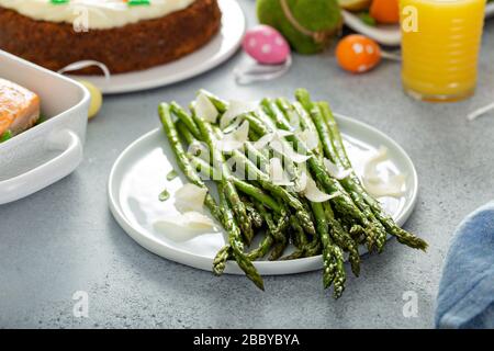 Gerösteter Spargel mit Parmesan Stockfoto