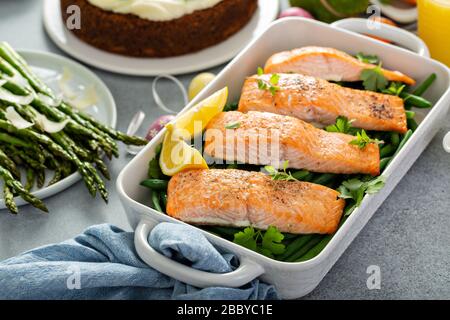 Lachs und grüne Bohnen für Ostern Stockfoto