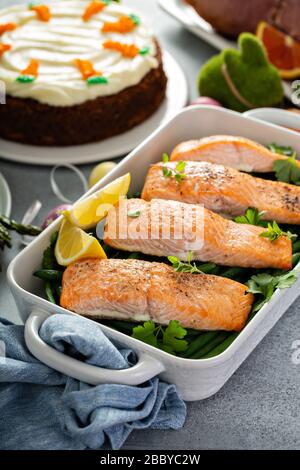Lachs und grüne Bohnen für Ostern Stockfoto