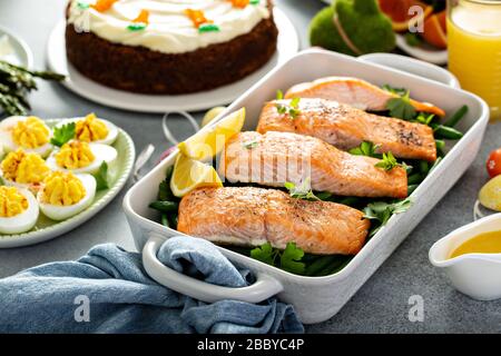 Lachs und grüne Bohnen für Ostern Stockfoto