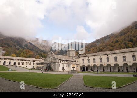 Eine allgemeine Ansicht des religiösen Komplexes von Oropa in der Region Piemont in Italien Stockfoto