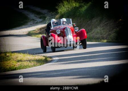 PESARO COLLE SAN BARTOLO, ITALIEN - 17. MAI 2018: DIE SPORTSPEZIALE FIAT 508 CS BALILLA 1934 auf einem alten Rennwagen in der Rallye Mille Miglia 2018 die berühmte Stockfoto