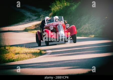 PESARO COLLE SAN BARTOLO, ITALIEN - 17. MAI 2018: DIE SPORTSPEZIALE FIAT 508 CS BALILLA 1934 auf einem alten Rennwagen in der Rallye Mille Miglia 2018 die berühmte Stockfoto