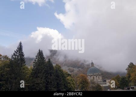 Eine allgemeine Ansicht des religiösen Komplexes von Oropa in der Region Piemont in Italien Stockfoto