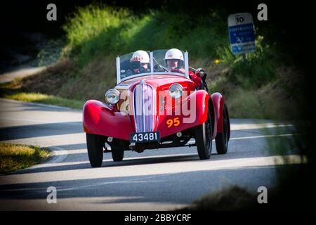 PESARO COLLE SAN BARTOLO, ITALIEN - 17. MAI 2018: DIE SPORTSPEZIALE FIAT 508 CS BALILLA 1934 auf einem alten Rennwagen in der Rallye Mille Miglia 2018 die berühmte Stockfoto