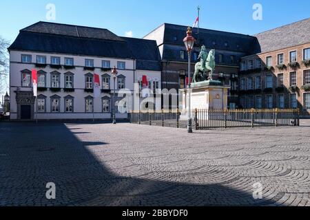 Leere Straßen in Düsseldorf während der Corona-Krise, Rathaus Stockfoto