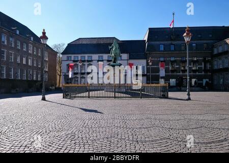 Leere Straßen in Düsseldorf während der Corona-Krise, Rathaus Stockfoto