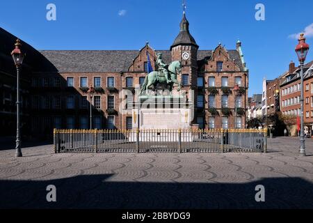 Leere Straßen in Düsseldorf während der Corona-Krise, Rathaus Stockfoto