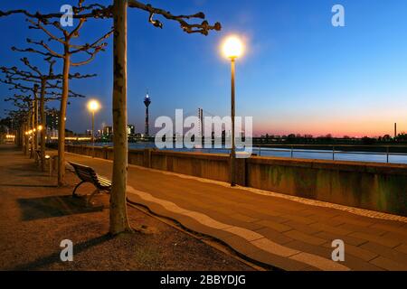 Am Abend in Düsseldorf während der Corona-Krise, Rheinpromenade, leere Straßen. Stockfoto