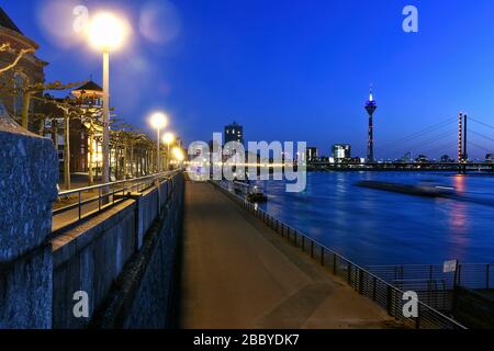 Am Abend in Düsseldorf während der Corona-Krise, Rheinpromenade, leere Straßen. Stockfoto