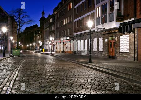 Leere Straßen am Abend in Düsseldorf während der Corona-Krise, Brauerei Füchschen, Ratinger Straße. Stockfoto