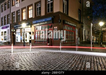 Leere Straßen am Abend in Düsseldorf während der Coronakrise, Kreuzherren-Eck, Ratinger Straße. Stockfoto