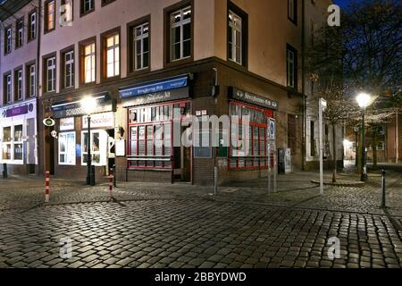 Leere Straßen am Abend in Düsseldorf während der Coronakrise, Kreuzherren-Eck, Ratinger Straße. Stockfoto