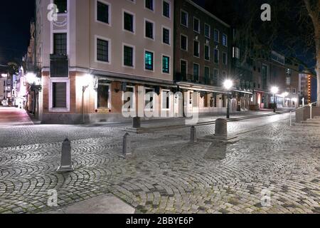 Am Abend in Düsseldorf während der Corona-Krise, Uerige Brauerei, Rheinstraße, Altstadt, leer. Stockfoto