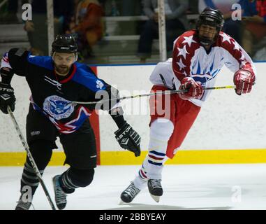 Die Eishockeymannschaft der CBP/EISHOCKEY besiegt die Eishockeymannschaft von Homeland Security mit 4-2 in der ersten Runde der World Police and Fire Games, die am 27. Juni 2015 in Reston Virginia ausgetragen wurde. Die Spiele locken über 10.000 Teilnehmer an den Wettbewerb. Stockfoto