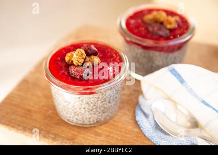 Hausgemachte Übernachtung chia Mandelpudding mit roher Himbeerbmarmelade und getrockneten Früchten Stockfoto