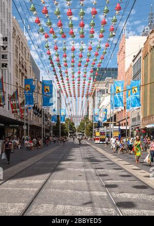 Bourke Street Mall in Melbourne mit Weihnachtsdekorationen am Tag Stockfoto