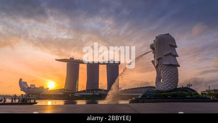 Singapur STADT SINGAPUR: 13. Februar 2020: Singapur Merlion Park im Stadtzentrum von Singapur Geschäftsviertel bei Sonnenaufgang Stockfoto