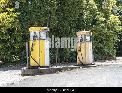 Zwei alte Zapfsäulen an einer Tankstelle in Australien Stockfoto