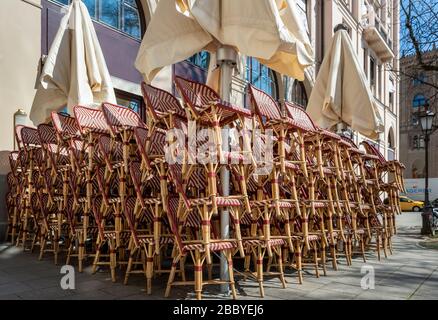 München - Bayern - Deutschland, 1. April 2020: Leere geschlossene Restaurants und Bars, wegen Abschaltung durch Corona-Virus Stockfoto