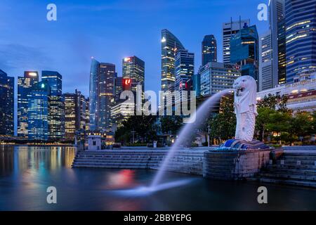Singapur STADT SINGAPUR: 13. Februar 2020: Singapur Merlion Park im Stadtzentrum von Singapur Geschäftsviertel bei Sonnenaufgang Stockfoto
