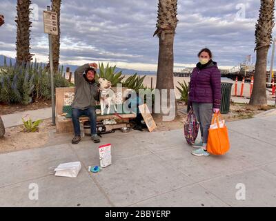 Santa Barbara, Kalifornien, USA. März 2020. Obdachlose in Santa Barbara leiden schrecklich unter dem Corona-Virus. Es ist nicht möglich, "zu Hause zu stehen", und da die meisten Unternehmen geschlossen sind und die Dienstleistungen gestört werden, fühlen sich viele Menschen, die auf den Straßen leben, verlassen. Doch Mitglieder der Congregation B'nai B'rith, der ältesten und größten jüdischen Reformsynage in Santa Barbara mit fast 1000 Familien, experimentieren mit Möglichkeiten, wie sie ihren Forth-Mittwoch-of-Month Meal Service für die verletzlichsten Menschen der Stadt im Pershing Park sicher fortsetzen können, wobei sie die soziale Distanz von 6 Fuß halten, Stockfoto