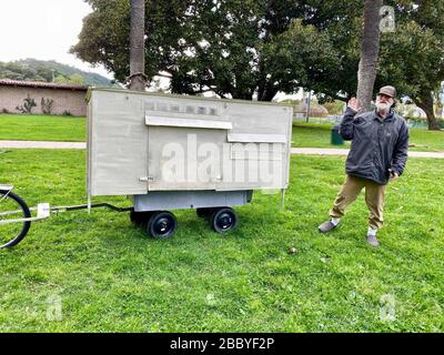 Santa Barbara, Kalifornien, USA. März 2020. Obdachlose in Santa Barbara leiden schrecklich unter dem Corona-Virus. Es ist nicht möglich, "zu Hause zu stehen", und da die meisten Unternehmen geschlossen sind und die Dienstleistungen gestört werden, fühlen sich viele Menschen, die auf den Straßen leben, verlassen. Doch Mitglieder der Congregation B'nai B'rith, der ältesten und größten jüdischen Reformsynage in Santa Barbara mit fast 1000 Familien, experimentieren mit Möglichkeiten, wie sie ihren Forth-Mittwoch-of-Month Meal Service für die verletzlichsten Menschen der Stadt im Pershing Park sicher fortsetzen können, wobei sie die soziale Distanz von 6 Fuß halten, Stockfoto