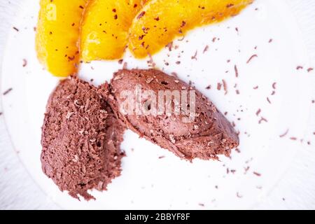 Vegane Chocolate Mousse mit karamellisierten Orangen Stockfoto