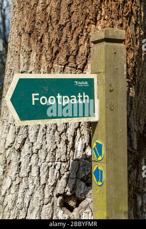Wegweiser auf dem Holzpfosten, Suffolk County Council, England, Großbritannien Stockfoto