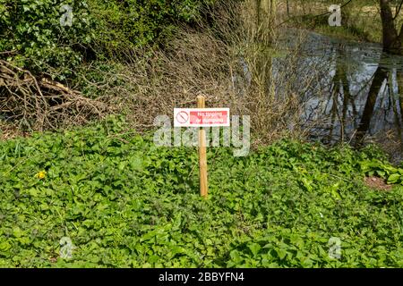 Schild mit der Aufschrift "no Kipping or Dumping in Rural area, Sutton, Suffolk, England, UK" Stockfoto