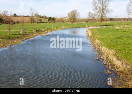 River Waveney in der Nähe von bankfull Zustand Blick nach Osten auf Mendham, Suffolk und Norfolk Grenze, England, Großbritannien Stockfoto