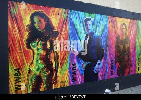 Los Angeles, Kalifornien, USA 1. April 2020 EINE allgemeine Ansicht der Atmosphäre von Wonder Woman 1984 Plakaten auf der Melrose Avenue beim Ausbruch von Coronavirus, während Menschen soziale Distanzierungen während des Aufenthalts in Home Order am 1. April 2020 in Los Angeles, Kalifornien, USA praktizieren. Foto von Barry King/Alamy Stock Photo Stockfoto