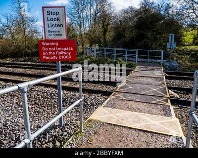 Stop Look Hörzeichen, Fußweg Bahnübergang, Bahnschienen, Don 't Trespass, GWR, Great Bedwyn, Wiltshire, England, GB. Stockfoto