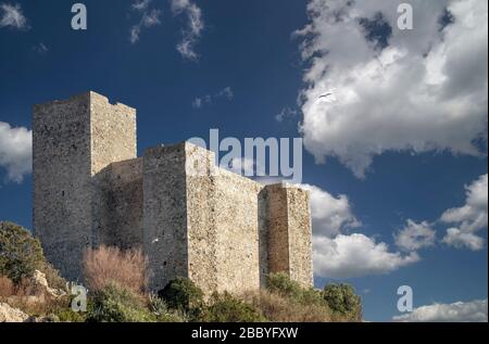 Die Rocca Aldobrandesca von Talamone, Grosseto, Toskana, Italien, gegen einen dramatischen und malerischen Himmel Stockfoto