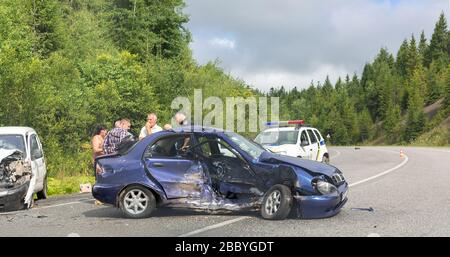 Svalyava, Ukraine. 11. August 2019: Tödlicher Verkehrsunfall. Reales Ereignis. Zwei Autos sind auf der Straße abgestürzt. Der Polizist verhört Teilnehmer und Witz Stockfoto