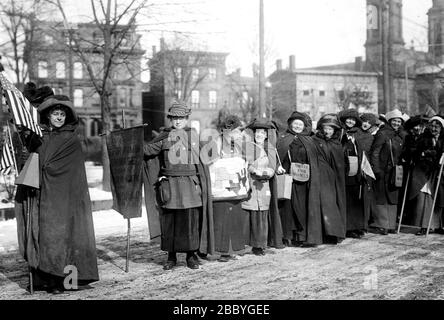 Wanderer des Wahlrechts, die an der Wahlrechtswanderung von New York City nach Washington, D.C. teilnahmen, die am 3. März 1913 an der Parade der National American Woman Suffrage Association teilnahm Stockfoto