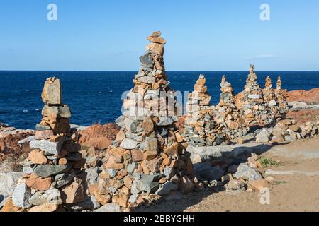 Steine stapelten sich in der Nähe der Küste: Felsen und Klippen in der Nähe von Sea. Stockfoto